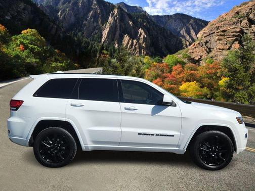 2022 Jeep Grand Cherokee Laredo