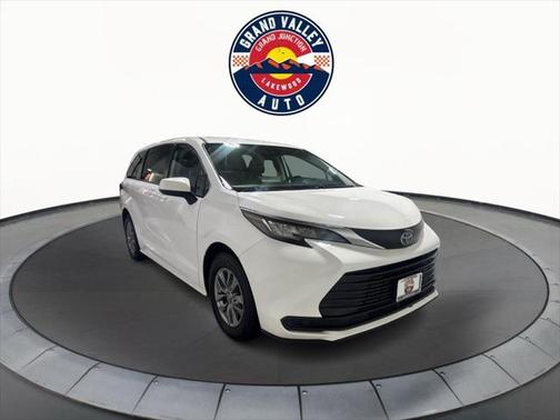 2022 Toyota Sienna LE