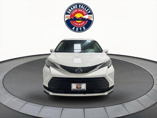 2022 Toyota Sienna LE