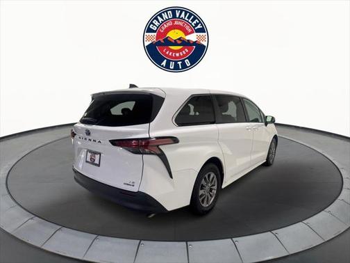 2022 Toyota Sienna LE
