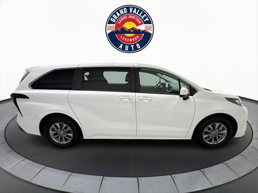 2022 Toyota Sienna LE