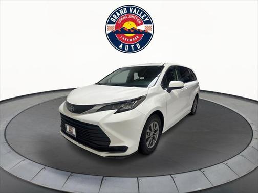 2022 Toyota Sienna LE
