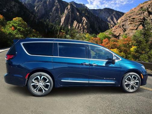 Fathom Blue Pearlcoat 2023 Chrysler Pacifica Pinnacle