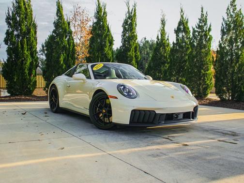 2025 Porsche 911 4 GTS