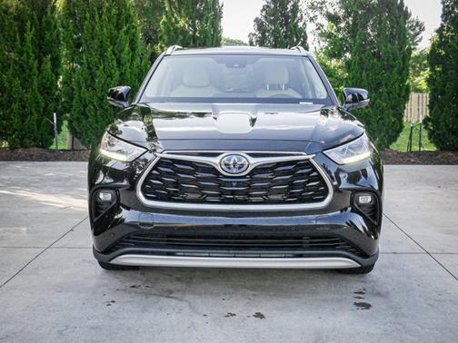 2022 Toyota Highlander Hybrid Platinum