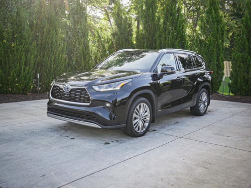 2022 Toyota Highlander Hybrid Platinum