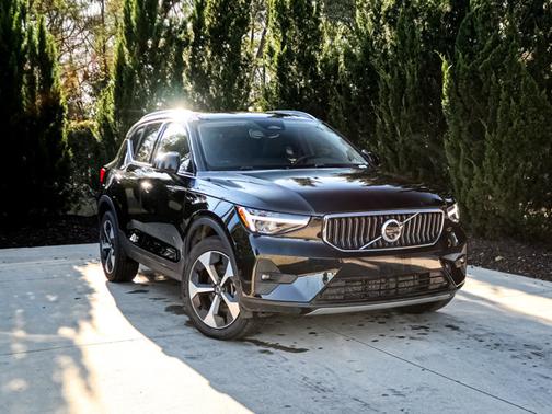 2025 Volvo XC40 Plus Bright Theme
