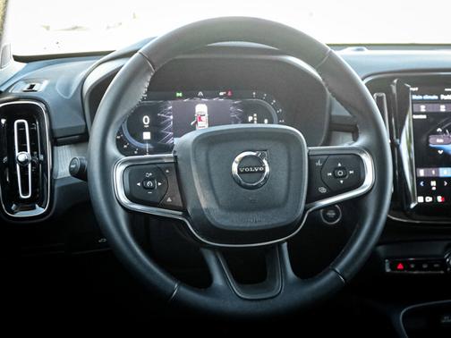 2025 Volvo XC40 Plus Bright Theme