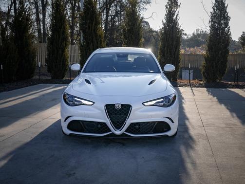 Photo 3 of 34 of 2018 Alfa Romeo Giulia Quadrifoglio