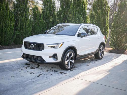 2025 Volvo XC40 Plus Dark Theme