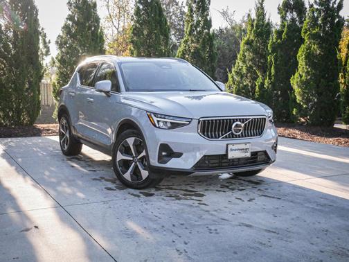 2025 Volvo XC40 Plus Bright Theme