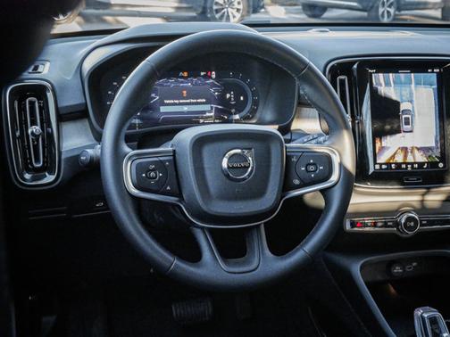 2025 Volvo XC40 Plus Bright Theme