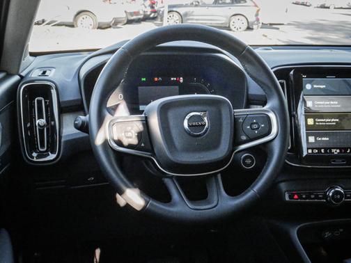 2025 Volvo XC40 Core Bright Theme