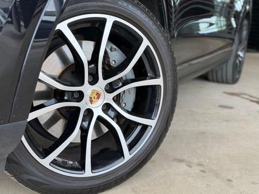 Jet Black Metallic 2020 Porsche Cayenne S