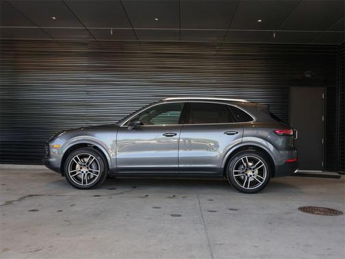 2022 Porsche Cayenne Base (Tiptronic)