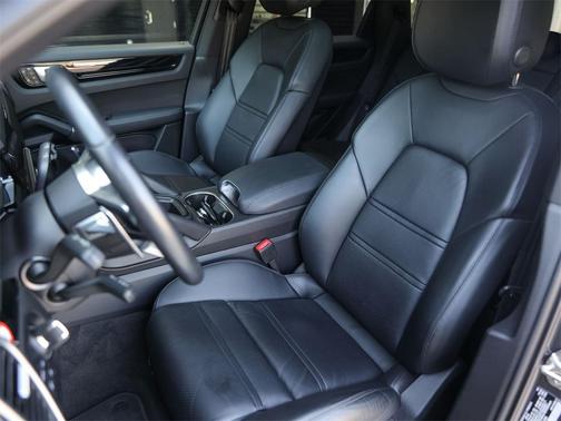 2022 Porsche Cayenne Base (Tiptronic)