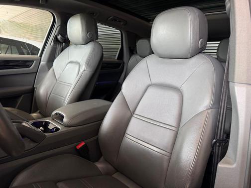 Moonlight Blue Metallic 2019 Porsche Cayenne Base