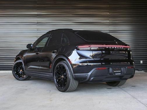 Jet Black 2026 Porsche Macan Base