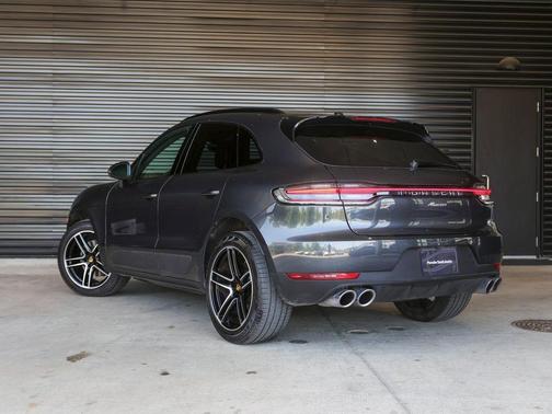 Volcano Grey Metallic 2021 Porsche Macan Base