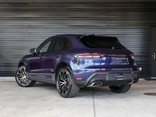 Gentian Blue Metallic 2026 Porsche Macan