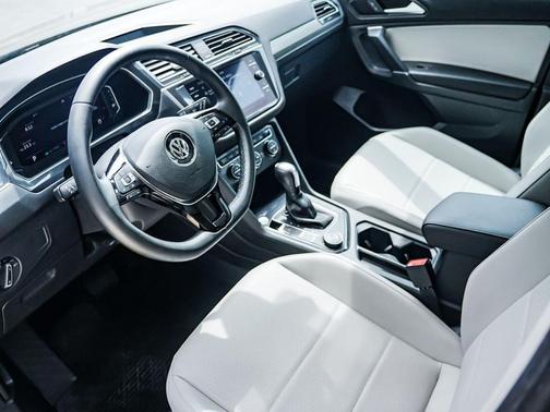 Deep Black Pearl Effect 2020 Volkswagen Tiguan 2.0T SEL