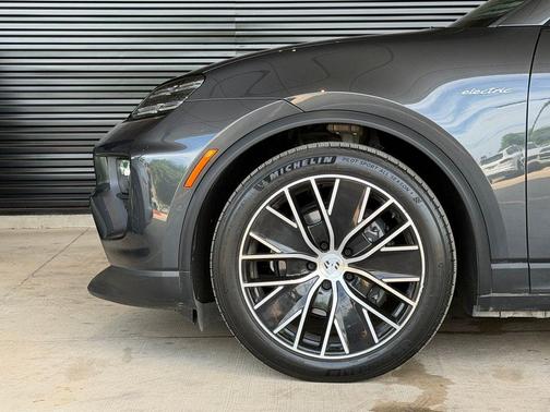 Volcano Grey Metallic 2024 Porsche Macan 4