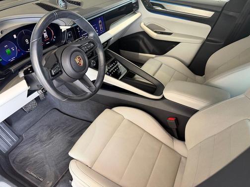 Volcano Grey Metallic 2024 Porsche Macan 4