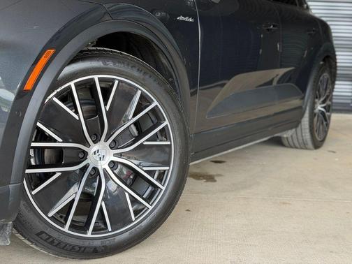 Volcano Grey Metallic 2024 Porsche Macan 4