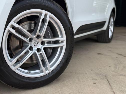 White 2023 Porsche Macan