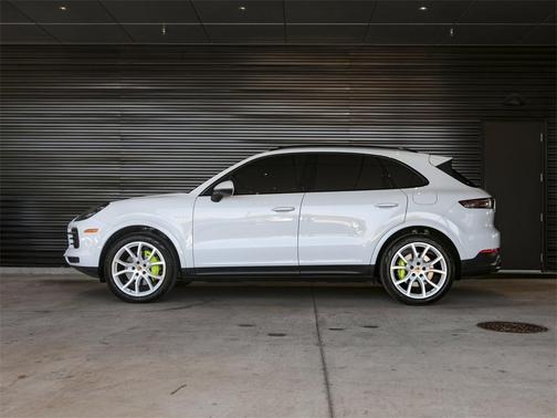 2023 Porsche Cayenne Platinum Edition