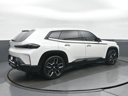 Mineral White Metallic 2023 BMW XM Base
