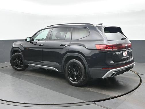 Deep Black Pearl 2024 Volkswagen Atlas 2.0T SE w/Technology 4MOTION