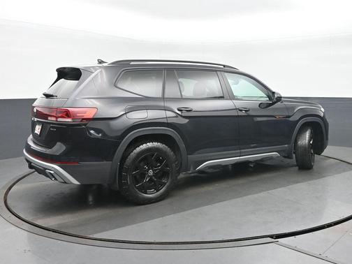 Deep Black Pearl 2024 Volkswagen Atlas 2.0T SE w/Technology 4MOTION