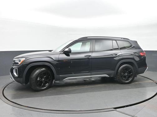 Deep Black Pearl 2024 Volkswagen Atlas 2.0T SE w/Technology 4MOTION