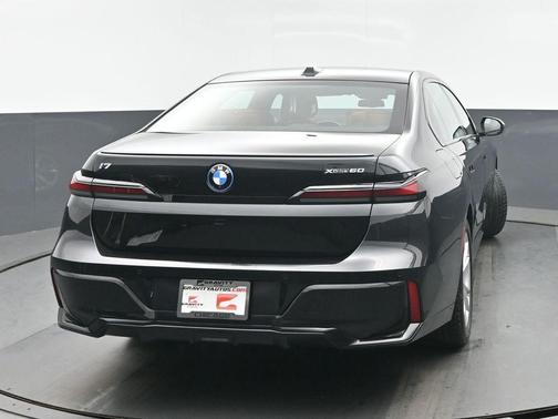 Black Sapphire Metallic 2024 BMW i7 xDrive60