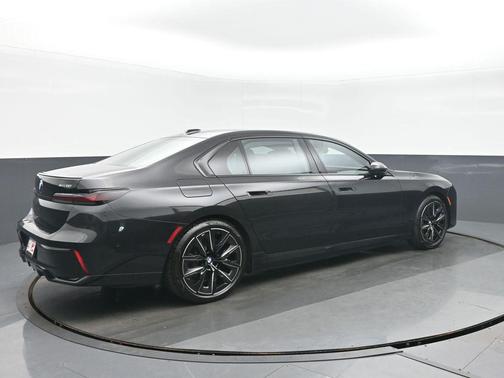 Black Sapphire Metallic 2023 BMW i7 xDrive60