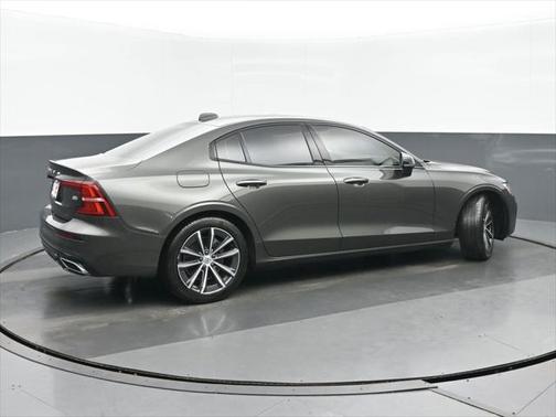 2022 Volvo S60 T5 Momentum