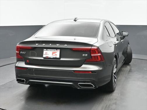 2022 Volvo S60 T5 Momentum