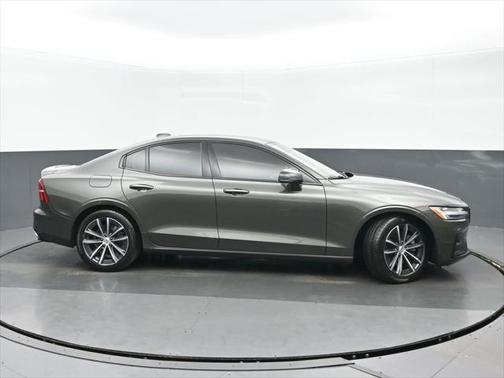 2022 Volvo S60 T5 Momentum