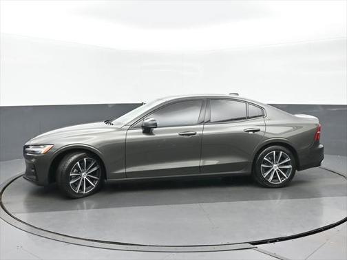 2022 Volvo S60 T5 Momentum