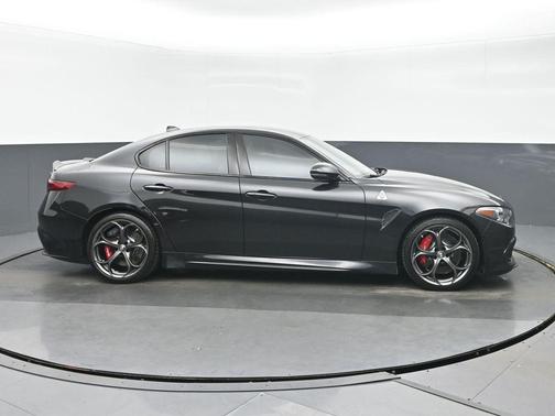 Vulcano Black Metallic 2022 Alfa Romeo Giulia Quadrifoglio