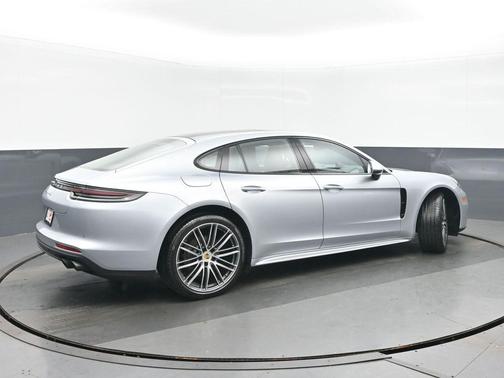 Rhodium Silver Metallic 2017 Porsche Panamera 4S
