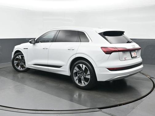 2022 Audi e-tron Premium Plus