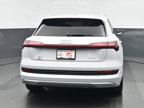 2022 Audi e-tron Premium Plus