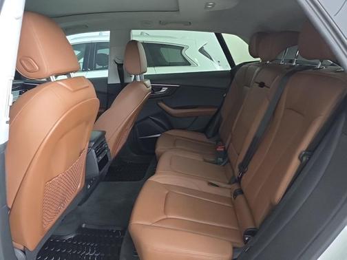 2022 Audi Q8 55 Premium Plus