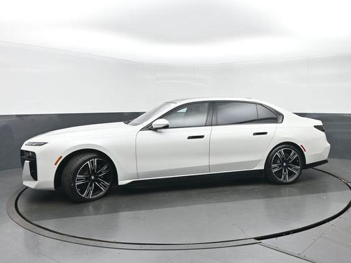 Mineral White Metallic 2023 BMW i7 xDrive60
