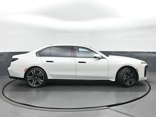 Mineral White Metallic 2023 BMW i7 xDrive60