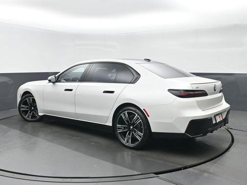 Mineral White Metallic 2023 BMW i7 xDrive60