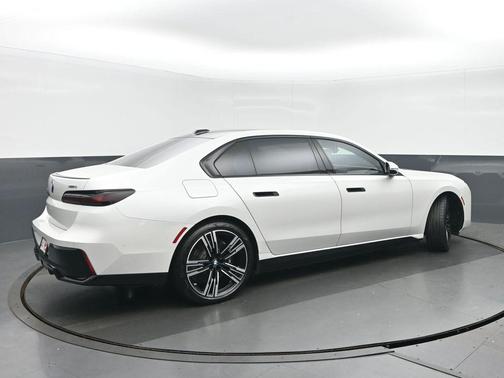 Mineral White Metallic 2023 BMW i7 xDrive60