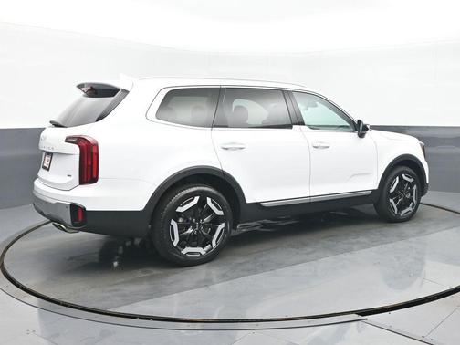 Glacial White Pearl 2024 Kia Telluride S